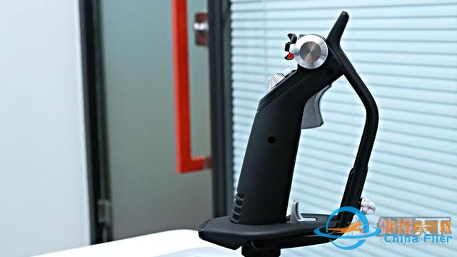 想開飛機嗎？羅技這款飛行模擬搖桿讓你在家就當飛行員-5300