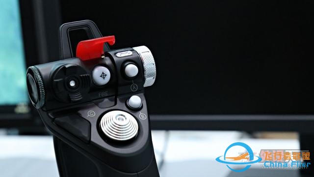 想開飛機嗎？羅技這款飛行模擬搖桿讓你在家就當飛行員-3039
