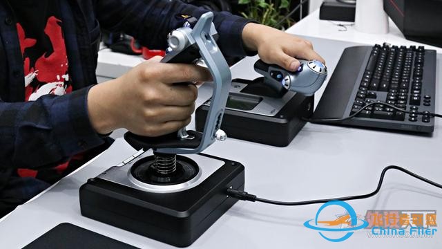 想開飛機嗎？羅技這款飛行模擬搖桿讓你在家就當飛行員-9017