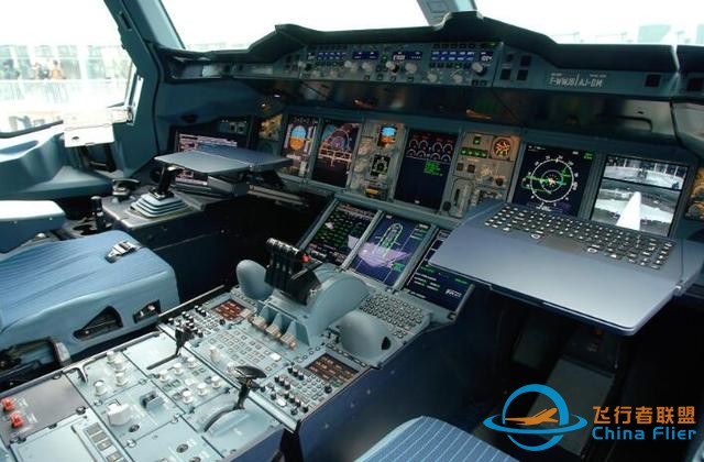 A320客機操縱桿為什么能擺茶盤？側桿模仿戰斗機，副駕被禁止起落-8327