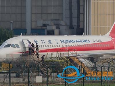 追問川航客機風擋玻璃爆裂原因：維修公司稱沒修過，民航局通報是原裝-9052