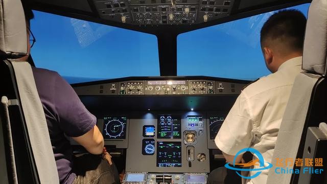 花288元坐進價值110萬的機艙，假裝在迪拜2500英尺上空當機長-7393