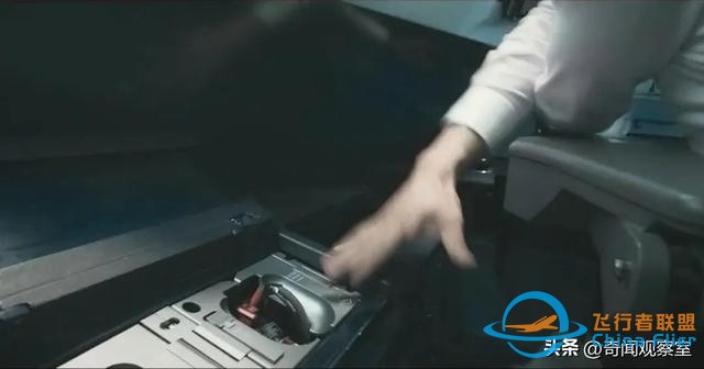 萬米高空風(fēng)擋破裂，機長力挽狂瀾，《中國機長》背后的真實故事-3200