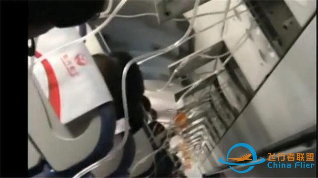 川航3U8633風擋玻璃脫落 乘客用手機視頻曝更多細節內容 快看-9301