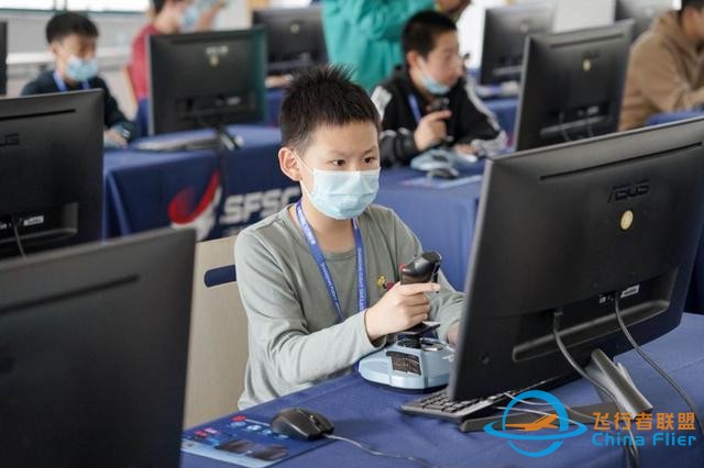 大大區別于傳統體育，坐在電腦前“沖上云霄”，模擬飛行圓了孩子們的航天夢-5219