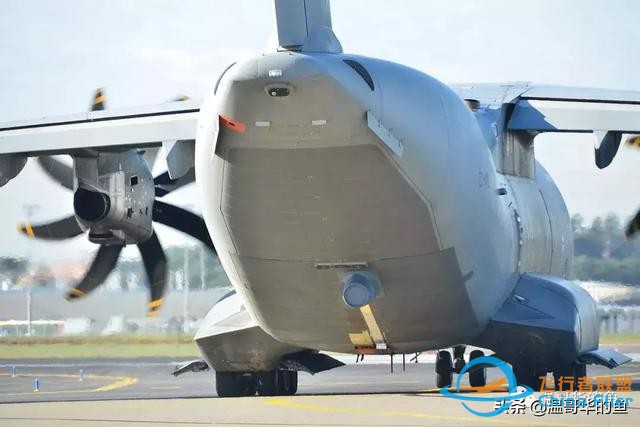 空中加油飛機(jī)A400M近距離接觸 原來(lái)是這樣加油的-600