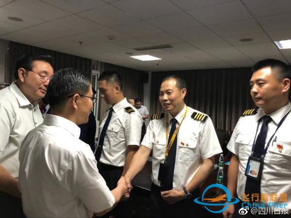 川航備降親歷者：飛機瞬間下降第一反應抱緊女朋友 擔心“粉身碎骨”-4519