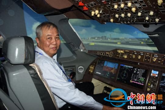 中國(guó)C919大型客機(jī)飛行模擬器首次亮相-9580