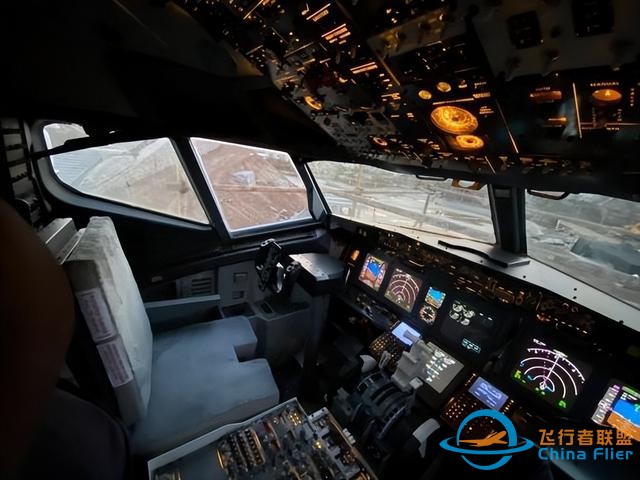 未來之鷹航空向河南沁陽懷府恐龍園交付波音737駕駛艙復(fù)原項目-4365